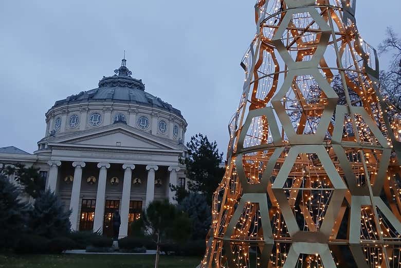 Arbre de Noël devant l'Athénée roumain