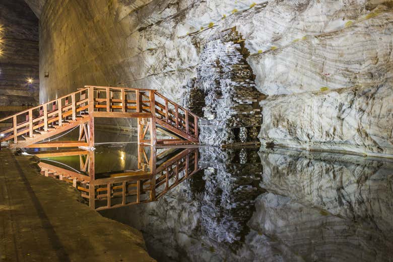 Le pont en bois à l'intérieur de la mine
